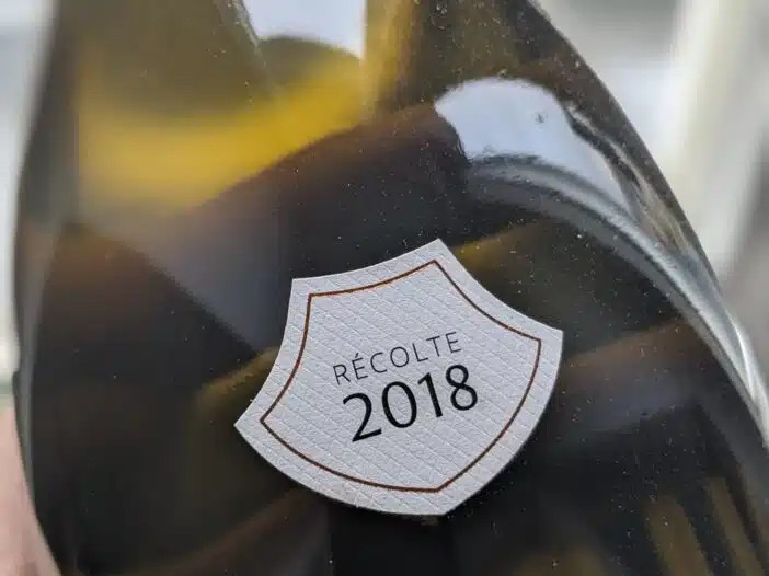 Collerette d’une bouteille de vin avec millésime