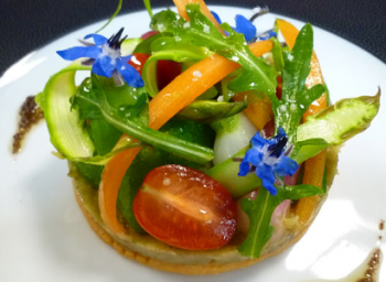 Salade de crudités aux fleurs de bourrache Salade de crudités aux fleurs de bourrache
