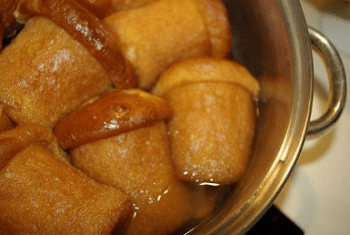 Baba bouchon arros&eacute;s de rhum