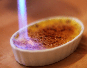 Cr&egrave;me br&ucirc;l&eacute;e flamb&eacute;e