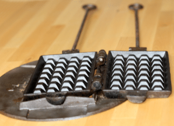 Gaufrier ancien en fonte