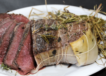 R&ocirc;ti de b&oelig;uf cuit au foin