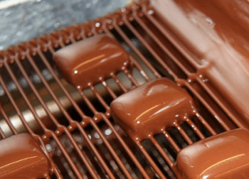 Travail de l&rsquo;enrobeuse &agrave; chocolat