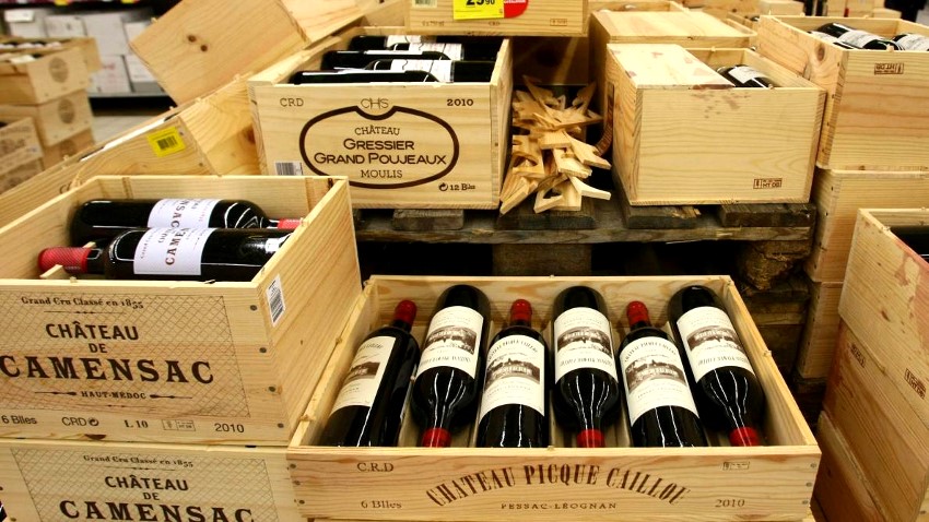 Crates ng mga bote ng alak ng Bordeaux