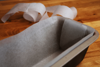Papier sulfurisé dans un moule à cake Papier sulfurisé dans un moule à cake