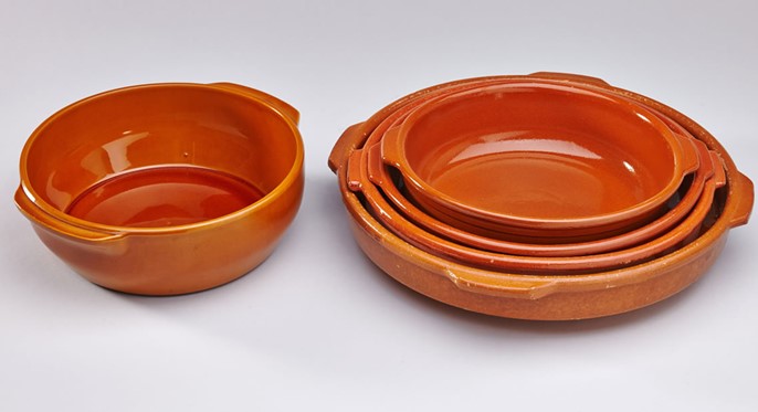 Mga naka-glazed na terracotta dish