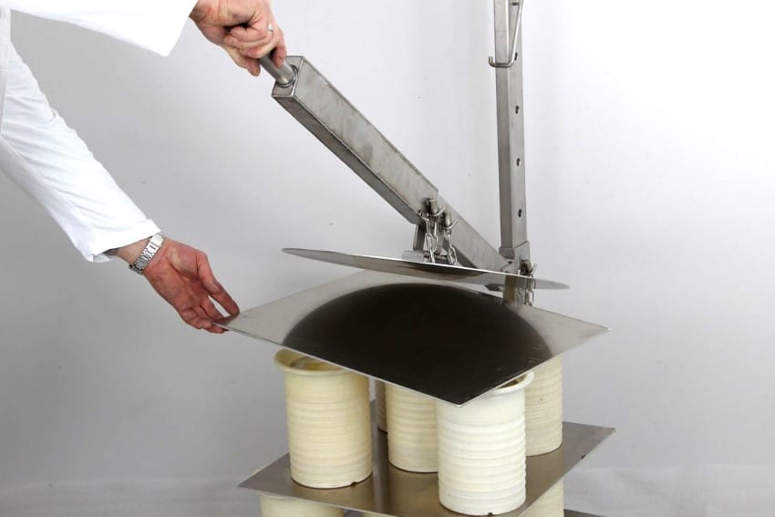 Manual cylinder cheese press