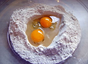 Poço de farinha com ovos