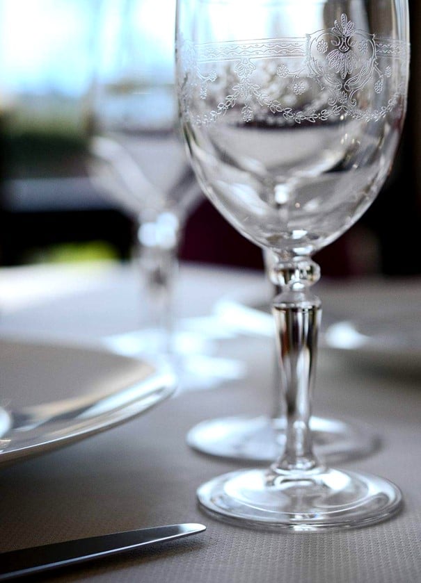 yontulmuş şarap bardağı