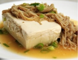 Tofu aux enokis Tofu aux enokis