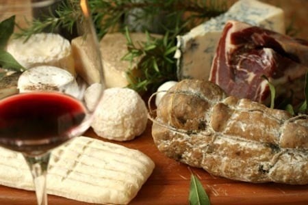 Juliénas, charcuterie et fromage
