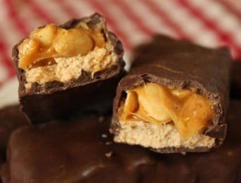 Snickers au chocolat fourré aux cacahuètes et caramel