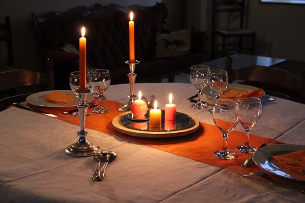 Mesa puesta para una cena a la luz de las velas