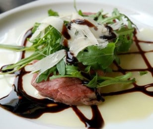 Roquette, bœuf cru, parmesan au vinaigre balsamique