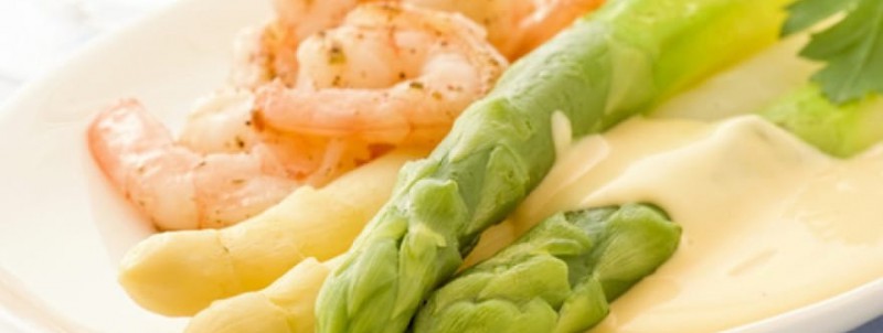 Grüner Spargel und weißer Spargel mit Garnelen