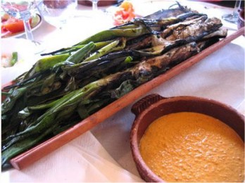 Calçots et sauce romesco