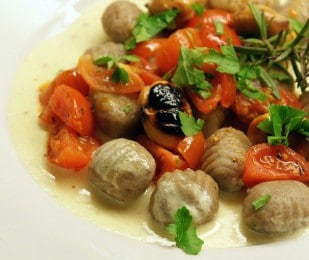 Gnocchis à la farine de châtaigne, tomates cerise et olives noires