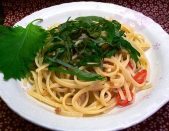 Pâtes udon aux feuilles de shiso