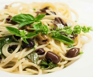 Spaghettis aux olives taggiasche et basilic