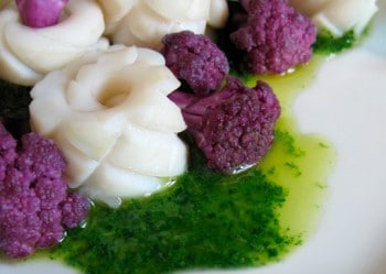Calamars au chou-fleu violet sauce pesto