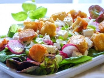 Dés de panisses au mesclun