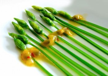 Tiges d’ail des ours à la vapeur sauce au fruit de la passion