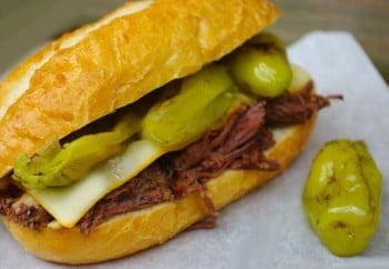 Sandwich à la viande froide et aux pepperoncinis