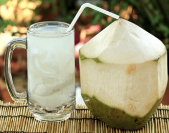 Verre d'eau de noix de coco