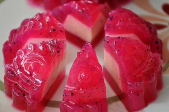 Moon cake au pitahaya fourré à la pâte d'haricots