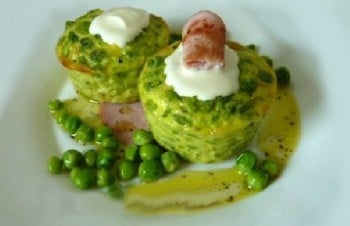 Petits flans aux petits-pois frais et au jambon, vinaigrette à la menthe
