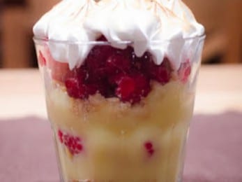Coupe vanille aux framboises et chantilly