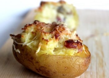 Pomme de terre en robe des champs farcie de lardons et gratinée