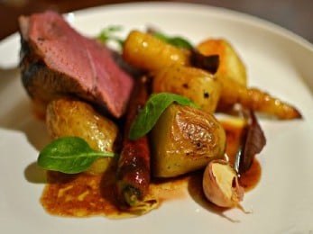 Épaule d’agneau confite aux pommes grenaille et légumes glacés