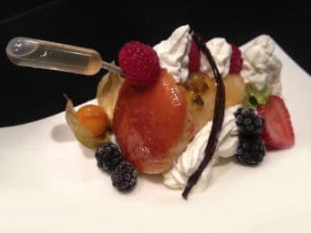 Baba bouchon aux fruits rouges et sa capsule de rhum