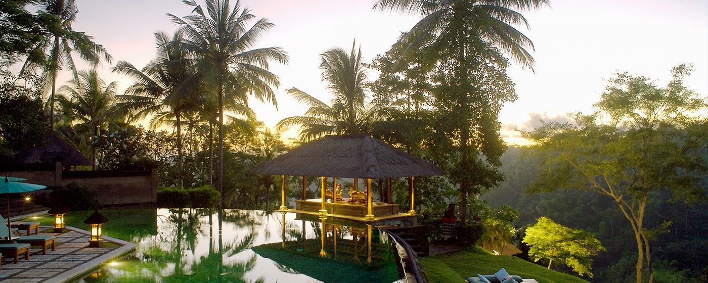 La piscine de l&rsquo;h&ocirc;tel Amandari le soir