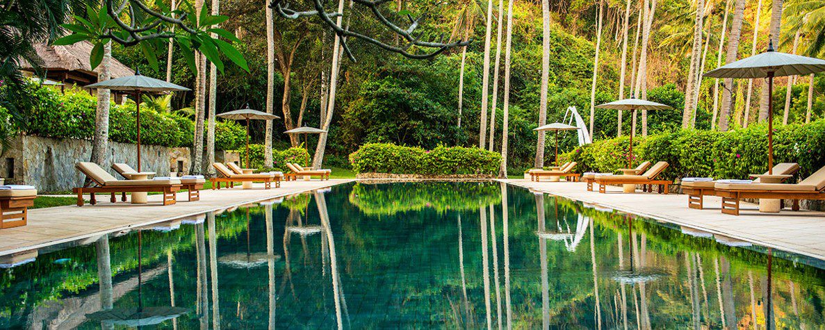 Piscina del hotel Amankila