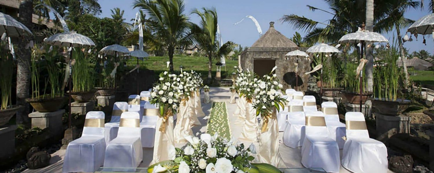 Voorbereiding voor een huwelijksceremonie in het Wapa di Ume hotel