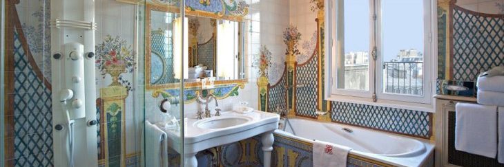 Une salle de bain de l’hôtel Raphael à Paris