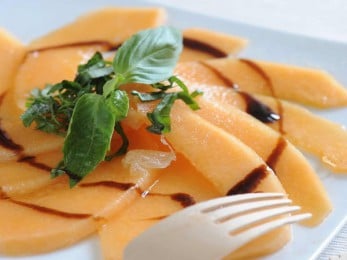 Carpaccio de melon au basilic et vinaigre balsamique