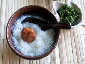 Okayu japonais, umboshi et oignons verts