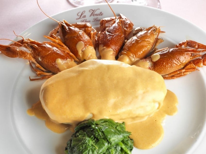 Quenelle met Nantua saus met rivierkreeft