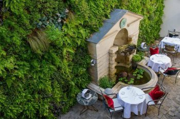 Terrasse intérieure de L'Hôtel à Paris
