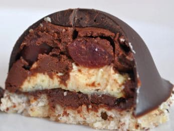 Dôme de chocolat fourré de ganache et de cerises au kirsch