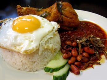 Nasi lemak à l’œuf au plat