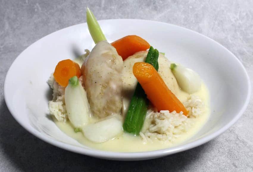 Poule au pot au riz blanc et sauce ivoire