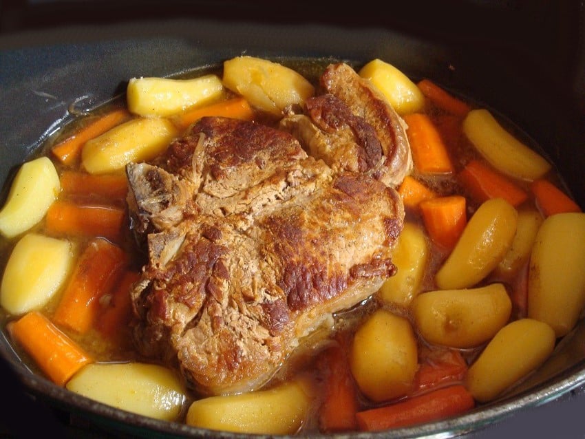 Roleta de vitela estufada com cenouras e batatas
