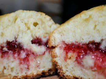 Gâteau au yaourt et confiture de fraises