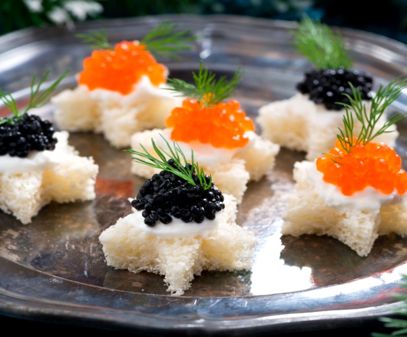&OElig;ufs de poissons sur canap&eacute;s