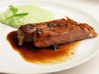 Steak de bœuf Wagyu au jus, pomme mousseline à l’ail des ours