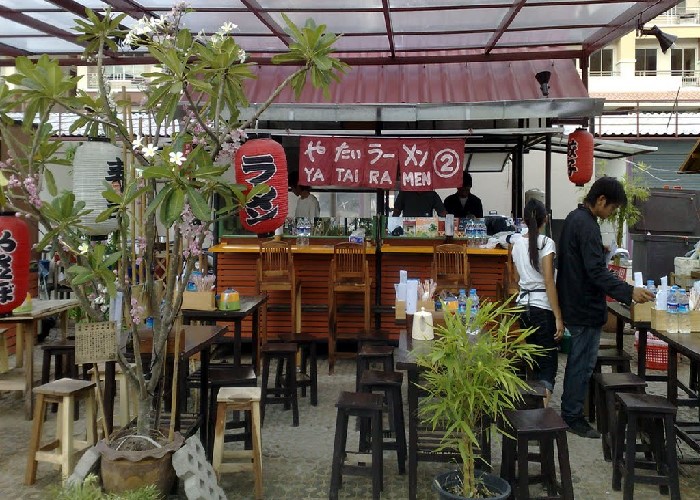 Un yatai, restaurant de rāmen